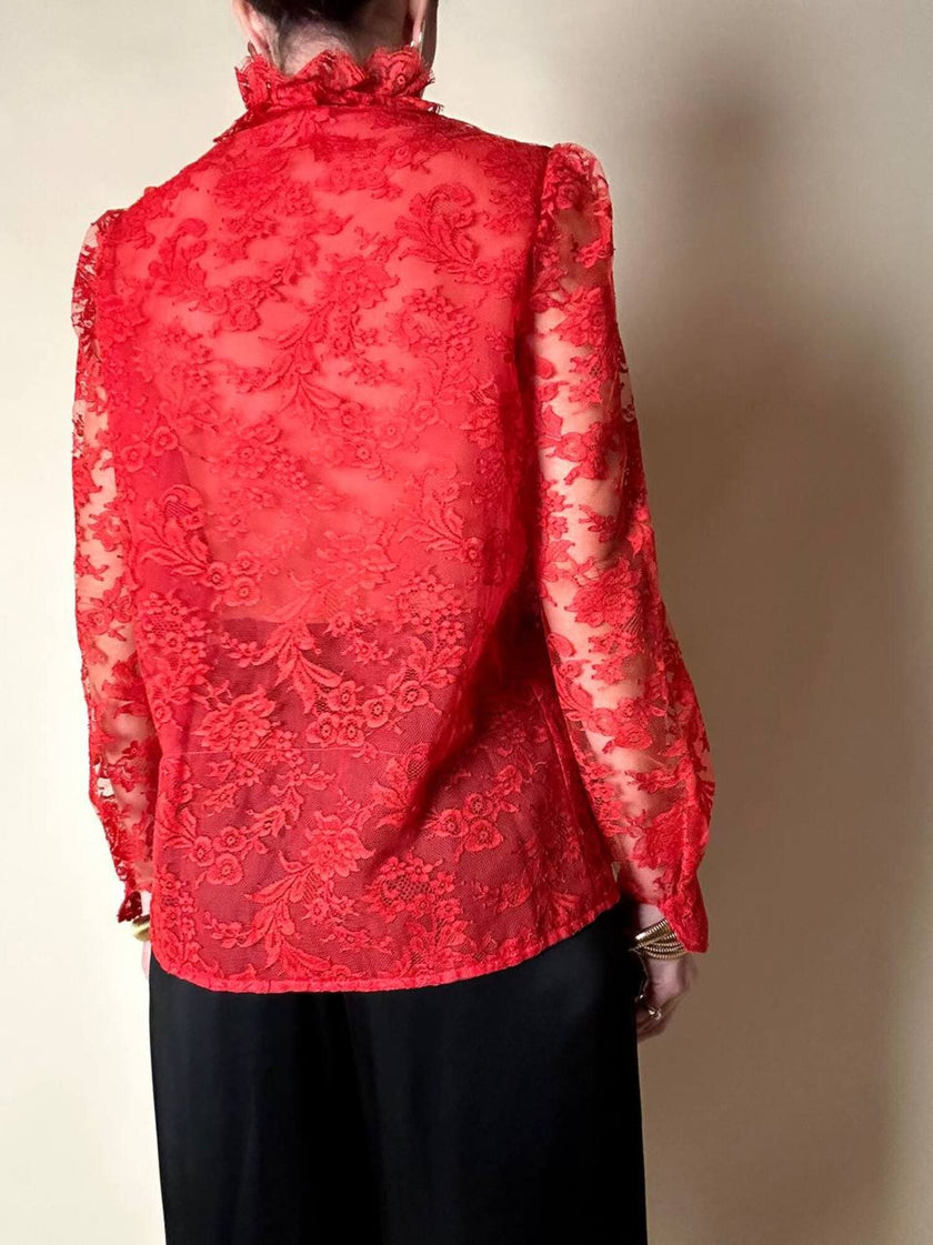 Camicia sartoriale in pizzo chantilly e organza di seta rossa