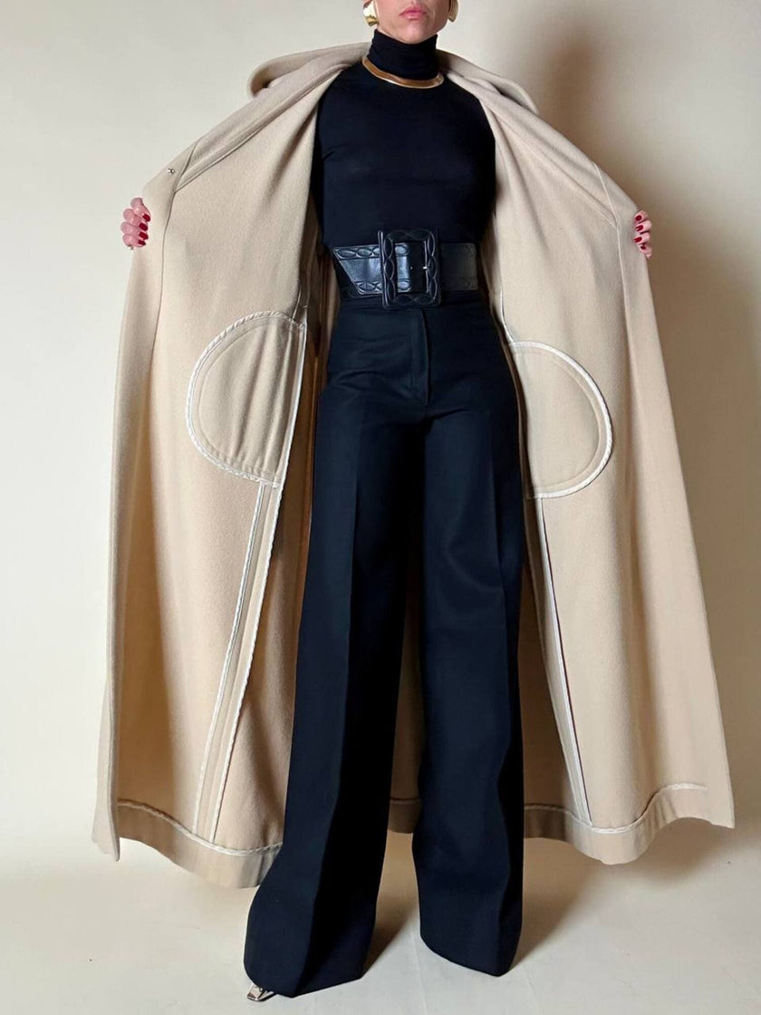 Cappotto lungo a vestaglia con cappuccio in drap di lana beige “Yves Saint Laurent”