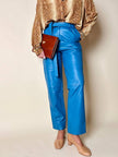 Pantalon en cuir bleu céruléen taille haute avec ceinture assortie