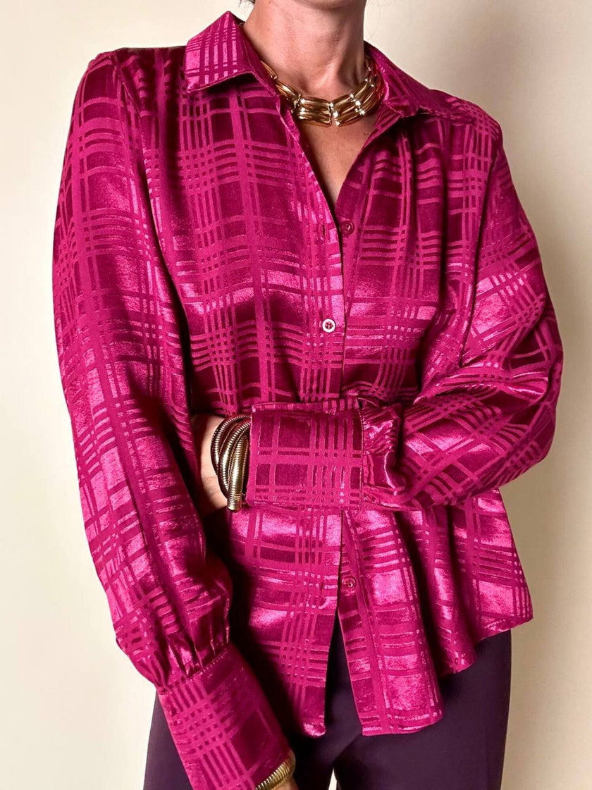Camicia in raso jacquard a fantasia geometrica color amarena