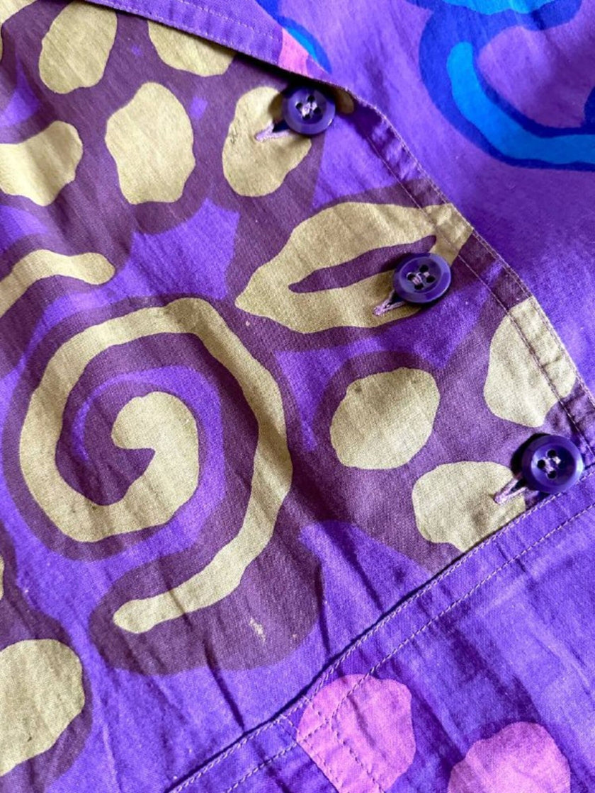 Mehrfarbiges Kleid mit abstraktem Muster in Violett und passendem Gürtel „Livio De Simone“