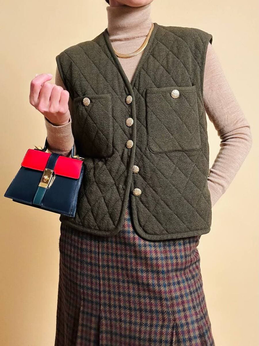 Gilet in lana matelassé verde militare con bottoni dorati 