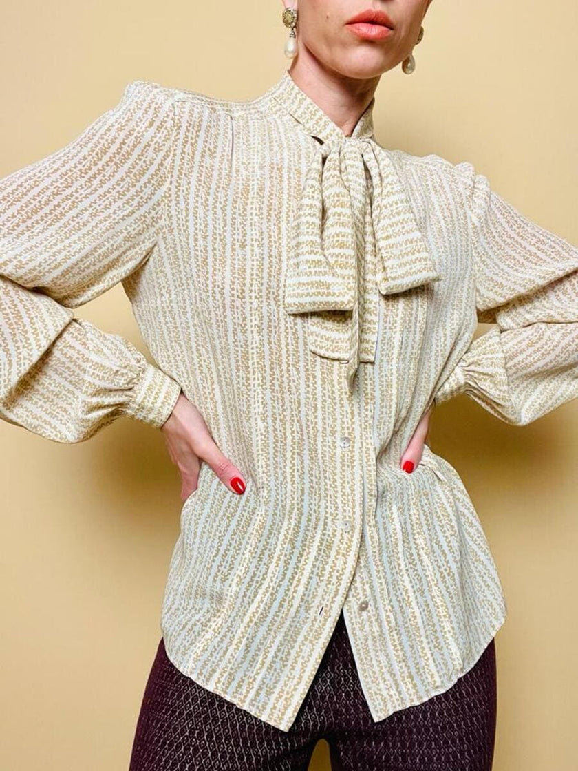 Camicia sartoriale in seta panna fantasia beige con nastro a collo