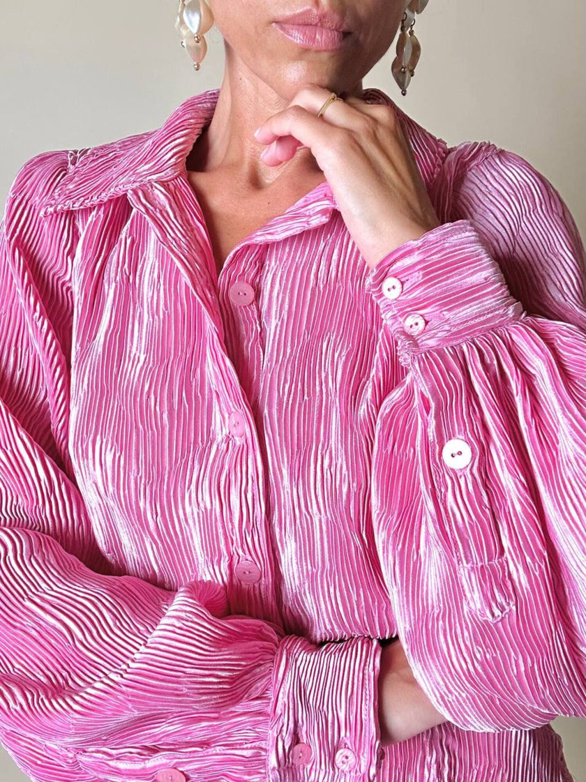 Camicia rosa in tessuto micro plissé con bottoni in madreperla “Ganni”
