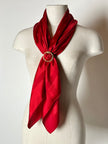 Foulard vintage in seta jacquard rosso con motivi ornamentali