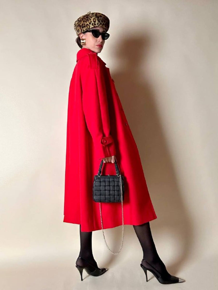Cappotto rosso oversize con bottoni quadrati
