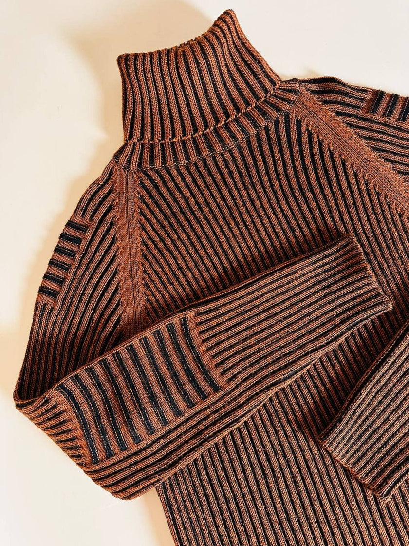 Dolcevita oversize con maxi collo in misto lana a coste larghe ruggine e nero