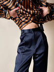 Pantalone a vita alta con pince in raso nero “Gianni Versace”
