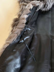 Gilet lungo in volpe argentata con rifiniture in pelle nera
