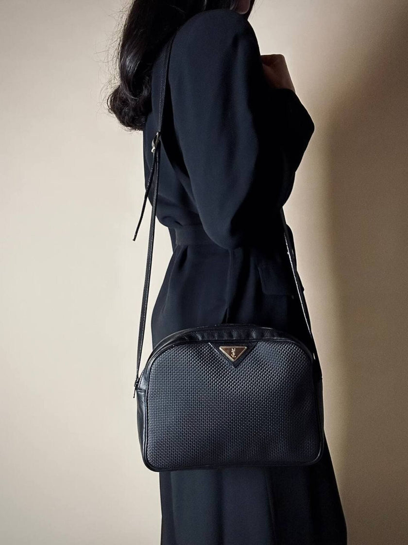 Borsa Bandoulière vintage Yves Saint Laurent in tessuto nero plastificato con riporti in pelle
