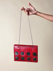 Borsa rossa in coccodrillo con borchie argento e tracolla metallica “Nicolette”