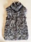 Gilet lungo in volpe argentata con rifiniture in pelle nera