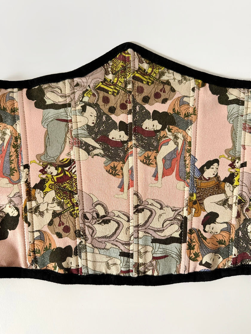 Stringivita vintage in camoscio nero con fodera in seta stampa erotica