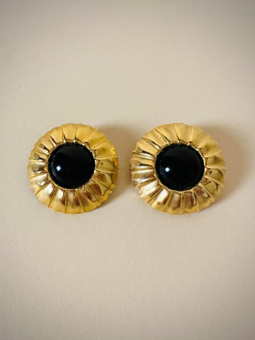 Clip oro con cabochon nero
