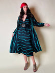 Abito con soprabito incorporato in seta nera fantasia verde smeraldo “Silky”