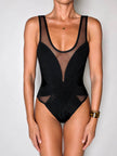 Costume intero nero con inserti in tulle e lavorazione a rilievo