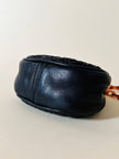 Borsa vintage in pelle nera goffrata con chiusura a scatto e catena in resina ambrata