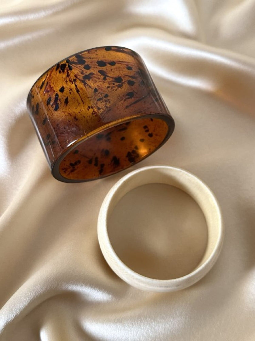 Coppia di bracciali rigidi in acrilico tartarugato e resina effetto avorio