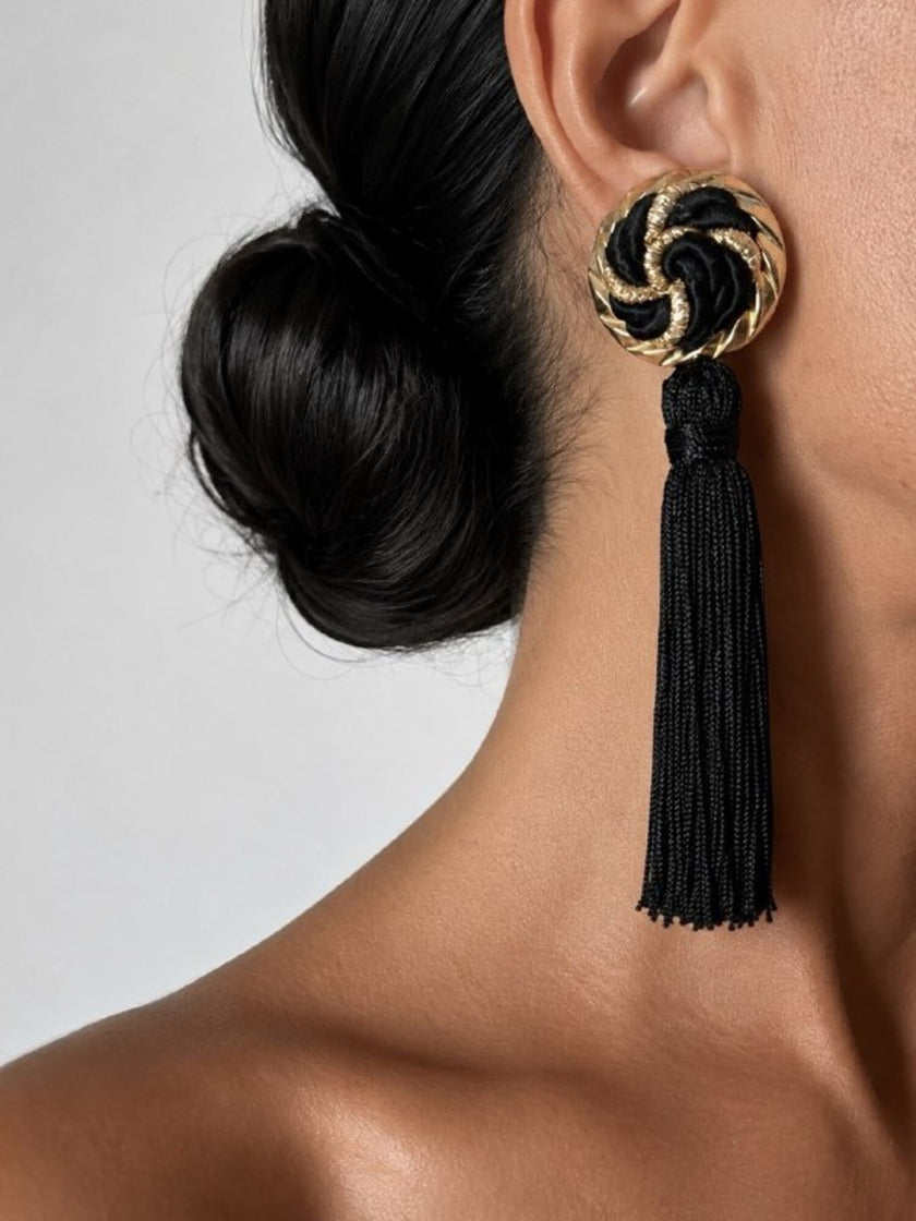 Maxi orecchini a clip con nappe couture nere e dettagli dorati