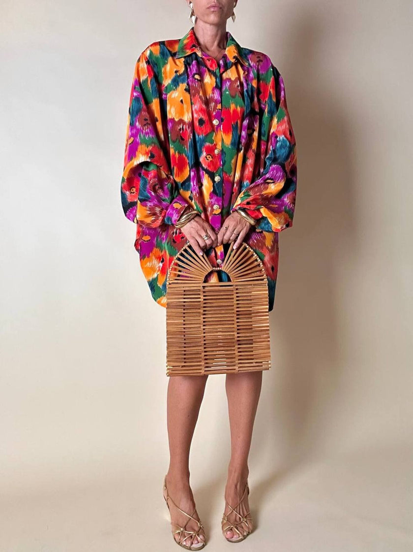 Oversized-Hemd mit buntem Blumenmuster und goldenen Knöpfen