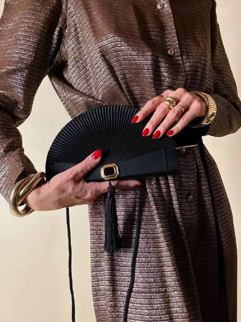 Pochette vintage Guy Laroche forma a ventaglio in raso nero con nappa couture