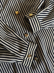 Vintage-Bluse aus weiß-schwarzer gestreifter Seide mit goldenen Knöpfen