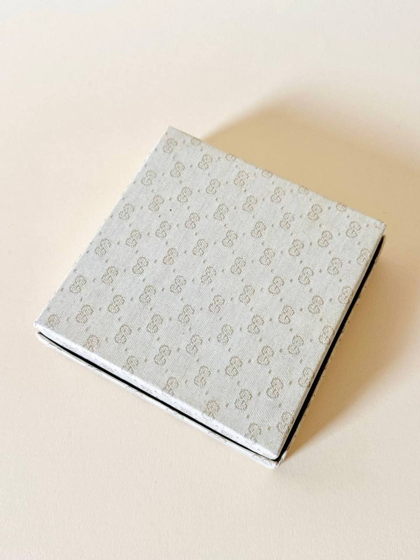 Portachiavi trifold Gucci in pelle nera con logo in metallo oro e scatola originale