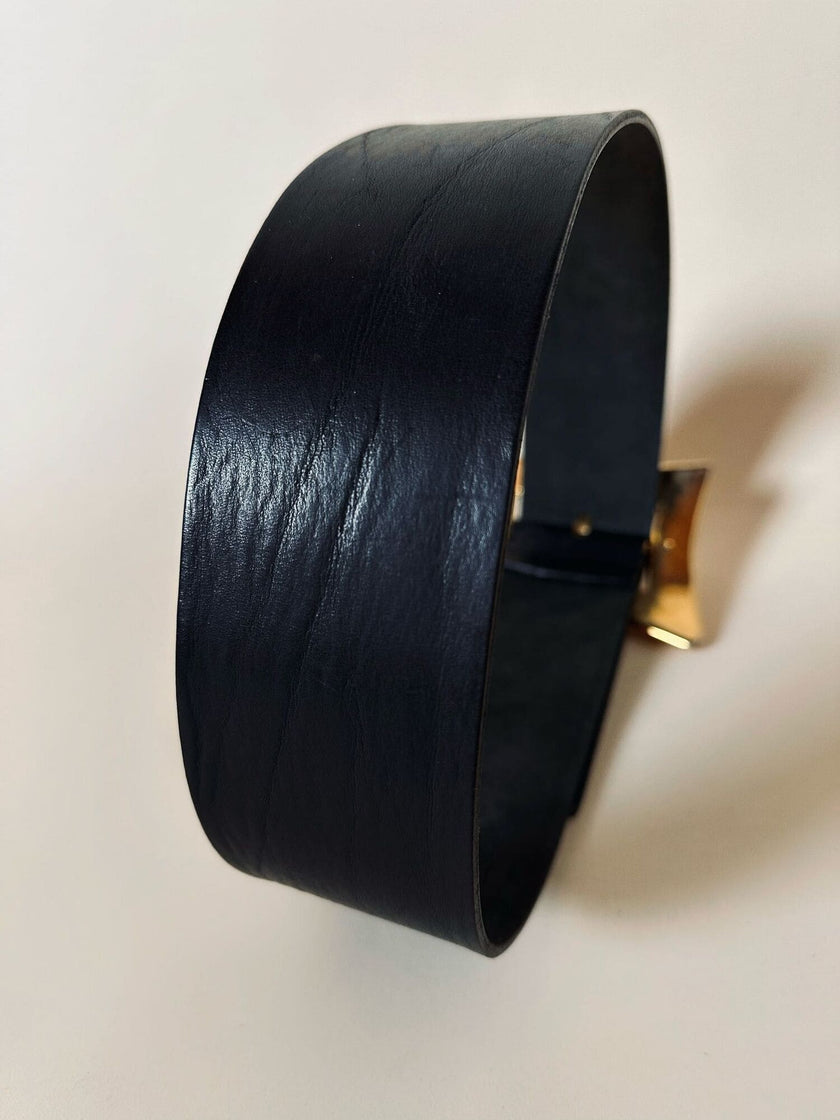 Cintura in pelle nera con maxi fibbia rettangolare dorata “Massimo Cedrini”