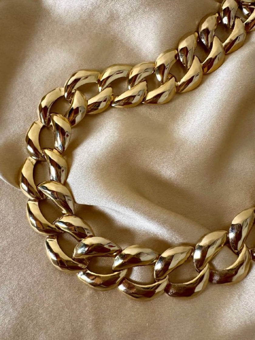 Collier a catena dorato con maglie sfaccettate