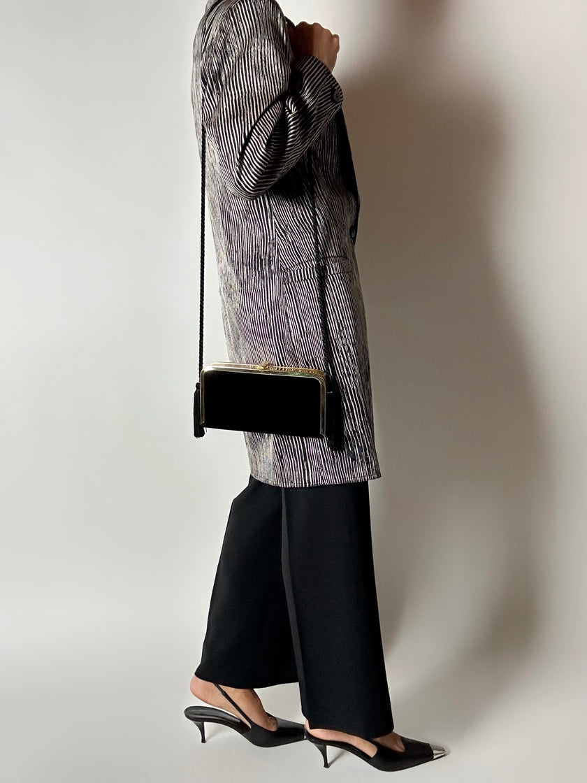 Borsa vintage in velluto nero con struttura dorata e nappe laterali