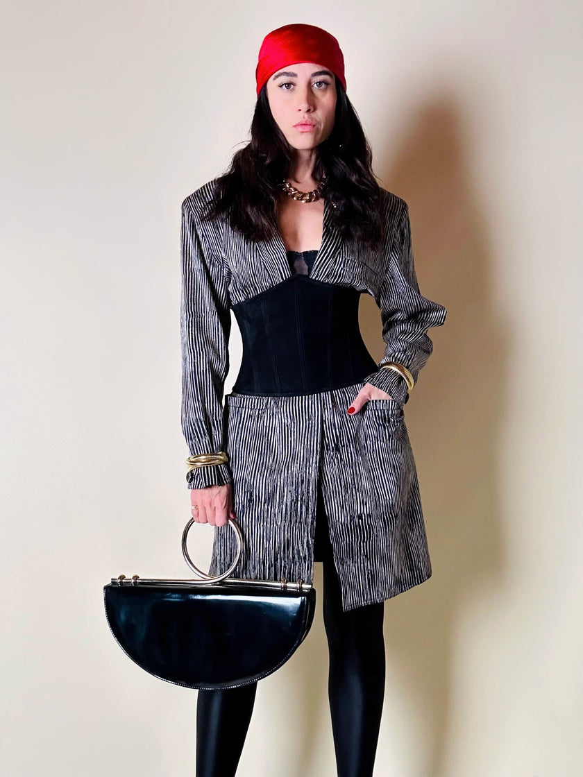 Stringivita vintage in camoscio nero con fodera in seta stampa erotica