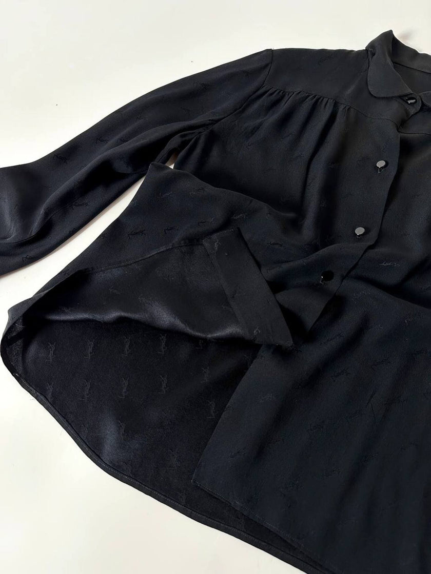 Camicia vintage in seta nera Yves Saint Laurent con logo YSL allover e bottoni in Jet