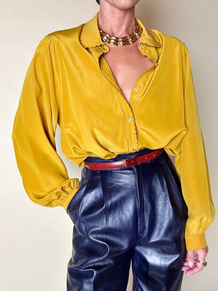 Camicia sartoriale in seta color senape con profili smerlati