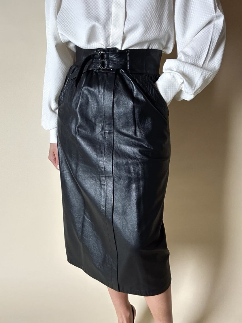 Gonna longuette vintage in pelle nera con cinturini regolabili in vita