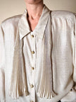 Camicia vintage in seta greige con sciarpina plissé e bottoni gioiello dorati