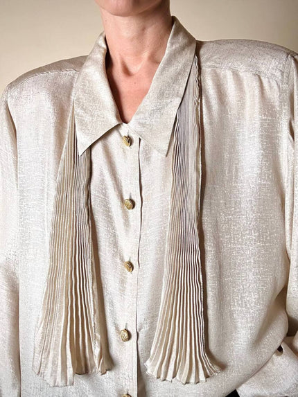 Camicia vintage in seta greige con sciarpina plissé e bottoni gioiello dorati