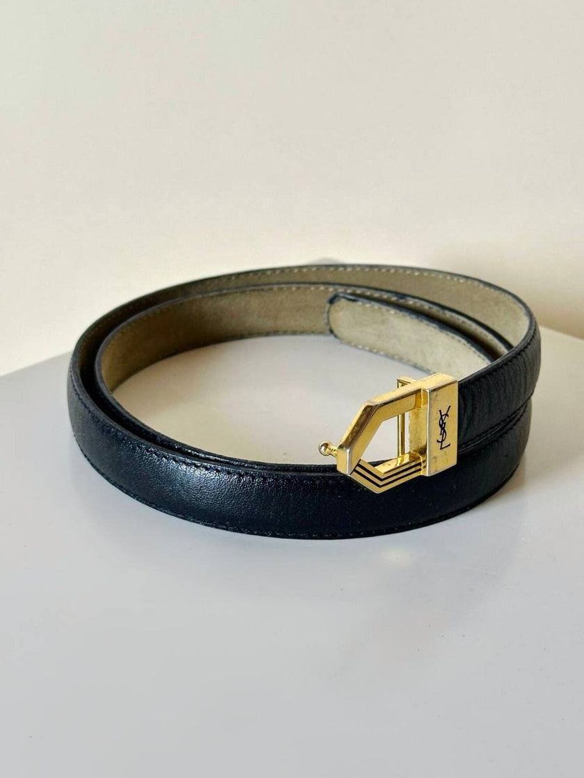 Cintura vintage Yves Saint Laurent in pelle nera con fibbia geometrica oro con logo YSL