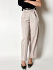 Pantalone vintage in fresco di lana greige con pince e abbottonatura su ambo i lati