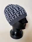 Cappello unisex in lana jacquard Fendi con logo allover