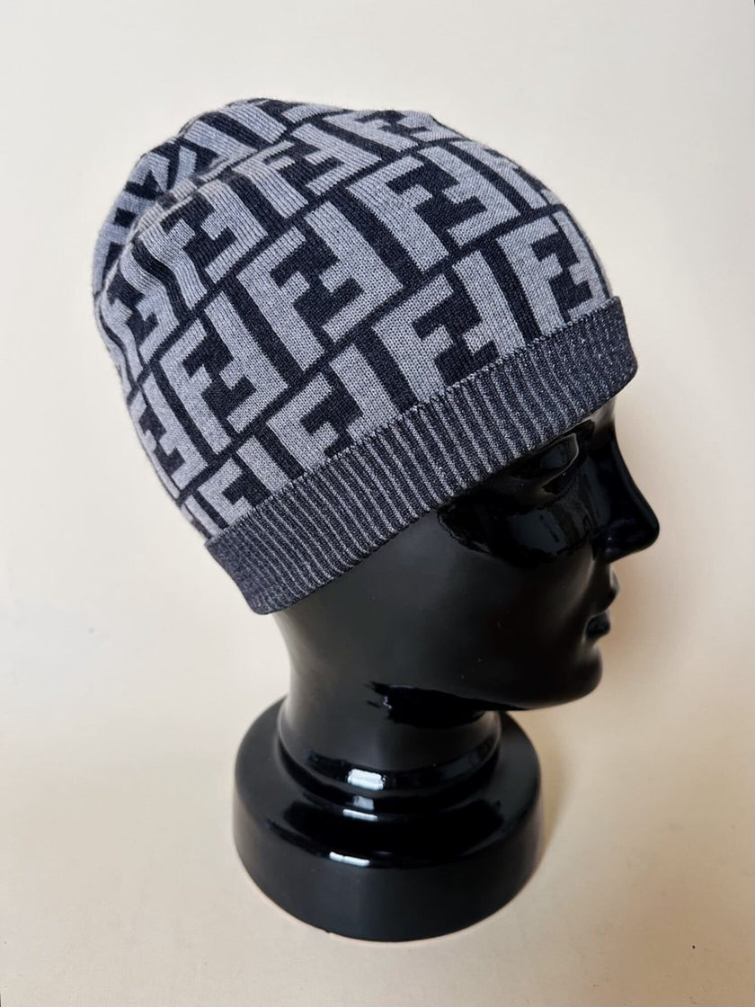 Cappello unisex in lana jacquard Fendi con logo allover