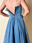 Abito sartoriale a fascia con gonna a ruota in denim effetto slavato