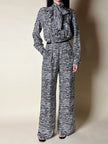 Jumpsuit in seta fantasia zebrata con maxi fiocco al collo