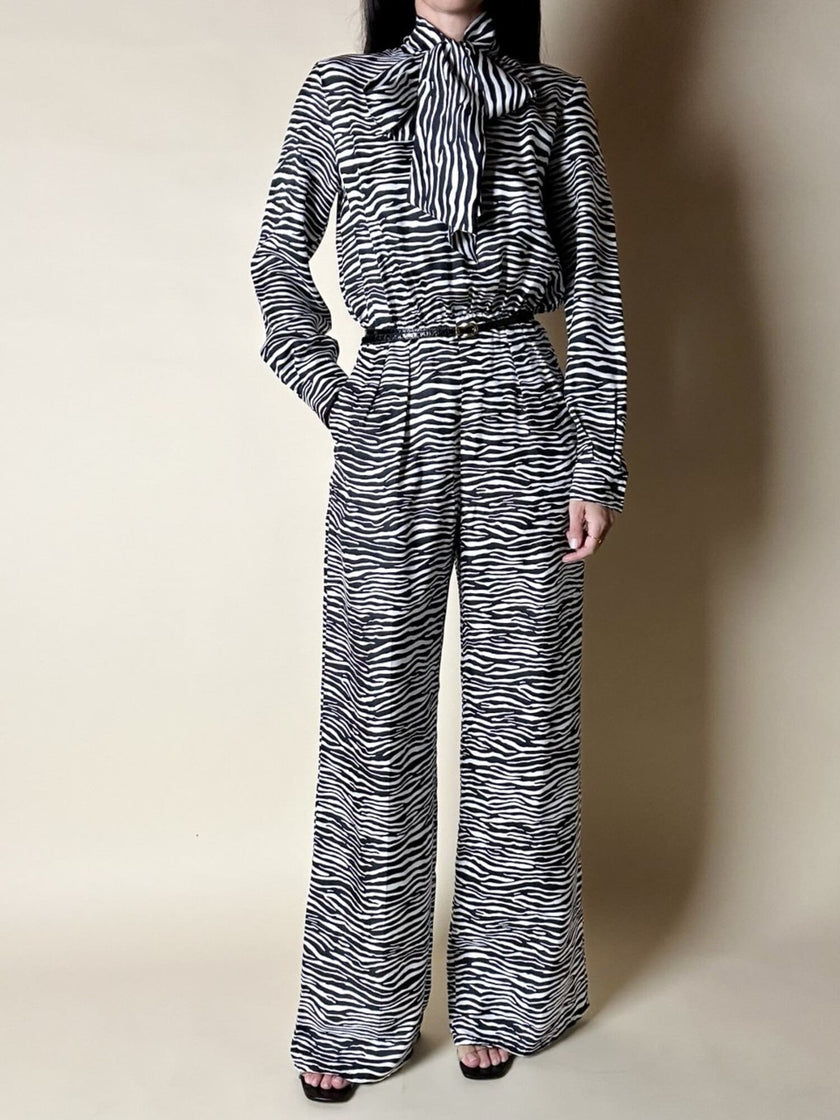Jumpsuit in seta fantasia zebrata con maxi fiocco al collo