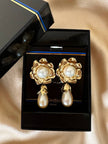 Clip dorate a forma di fiore con perle pendenti “Yves Saint Laurent”