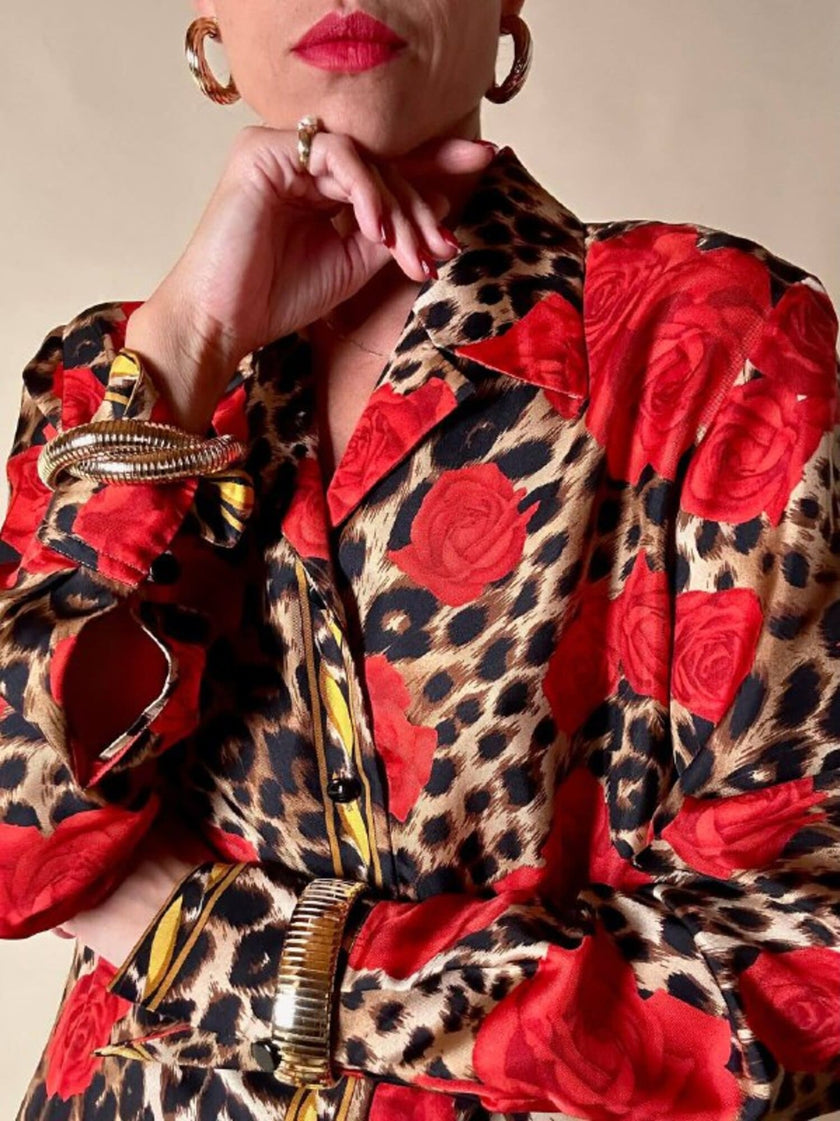 Camicia in seta leopardata con rose rosse e dettagli barocchi “Laurèl”