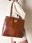 Borsa Yves Saint Laurent in pelle spazzolata color cuoio con accessorio gioiello