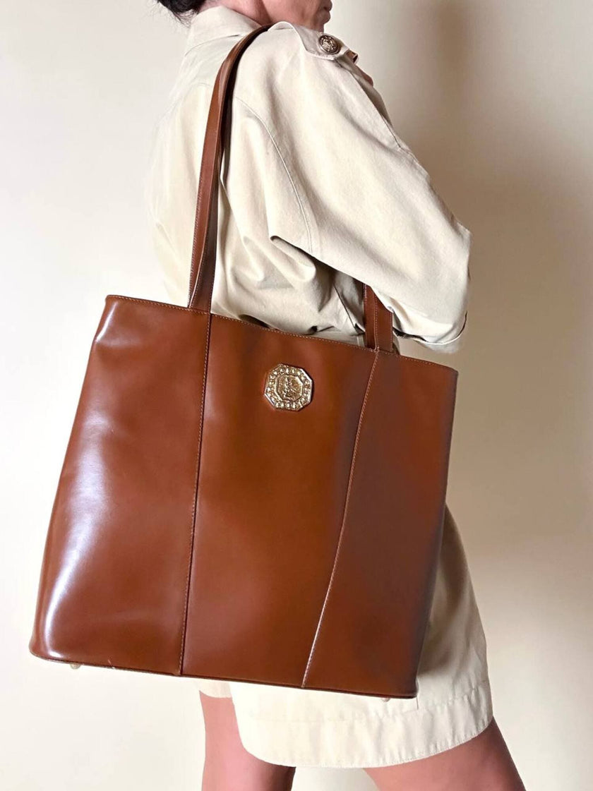 Borsa Yves Saint Laurent in pelle spazzolata color cuoio con accessorio gioiello
