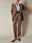 Tailleur giacca/pantalone in rasato di lana color caramello “Byblos”