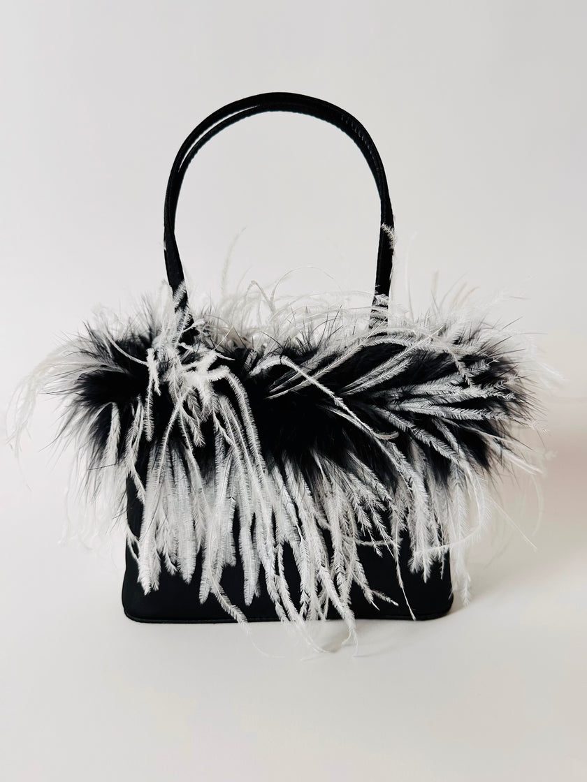Borsa vintage in raso nero con piume di struzzo bianche e nere