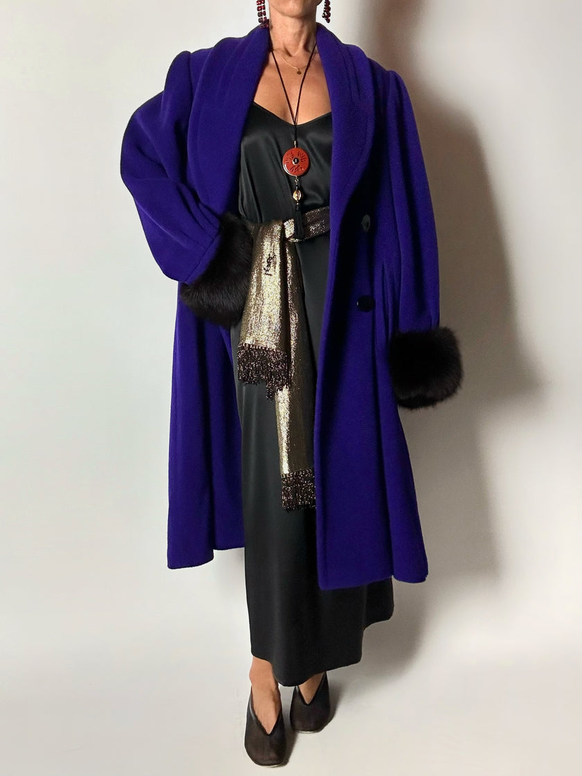 Cappotto vintage blu violaceo in lana con polsi in pelliccia di volpe nera